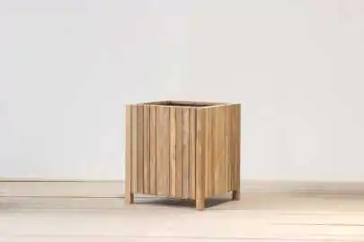 Artikelbild 1 des Artikels “Pflanzgefäß aus Holz, kubische Form, aus Teakholz. Ca. 54 cm “